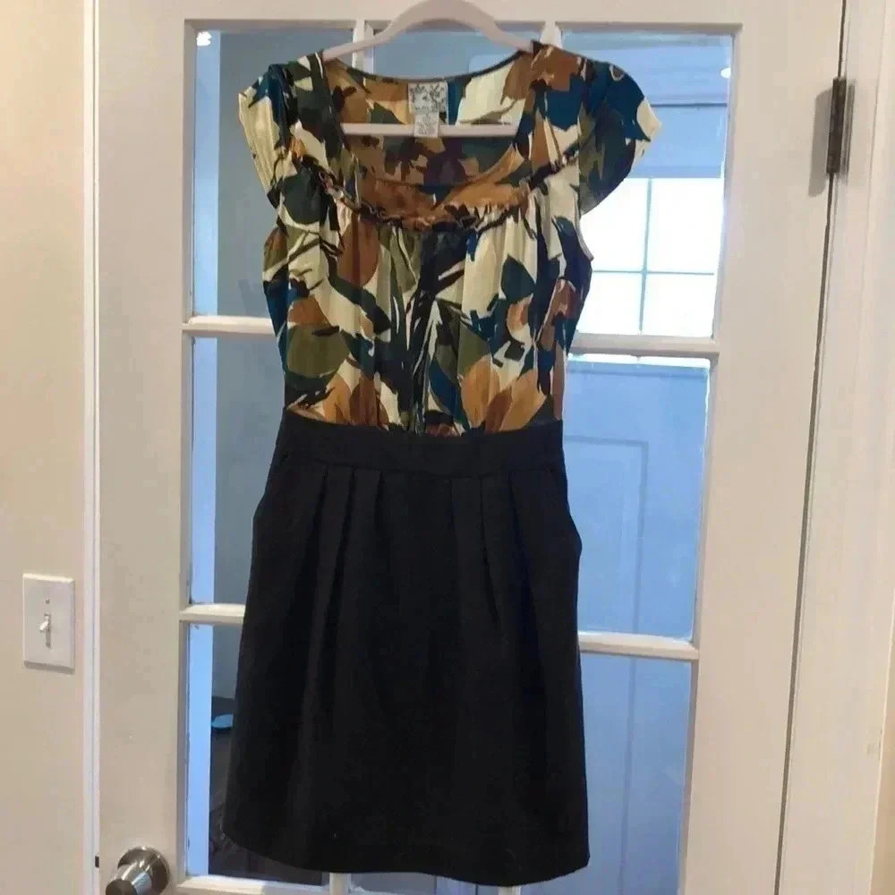 Tabitha cap sleeve silk/polyester/wool dress with side pockets. Size 4.